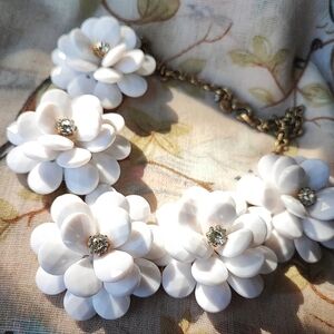 J Crew Brand White Flower Petals Summer Time Statement Necklace Clear Rhinestone